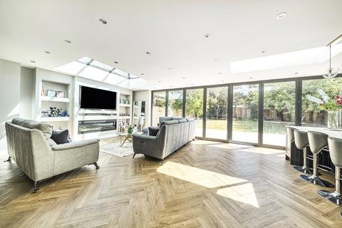 4 bedroom detached house to rent, Greenlaw Gardens, New Malden, KT3