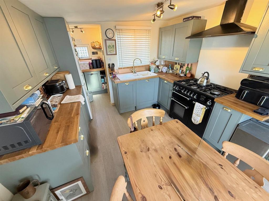 Kitchen 2.jpg