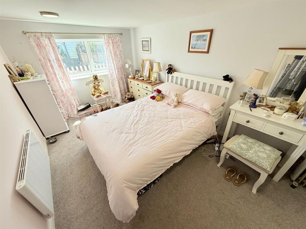 Bedroom 1.jpg