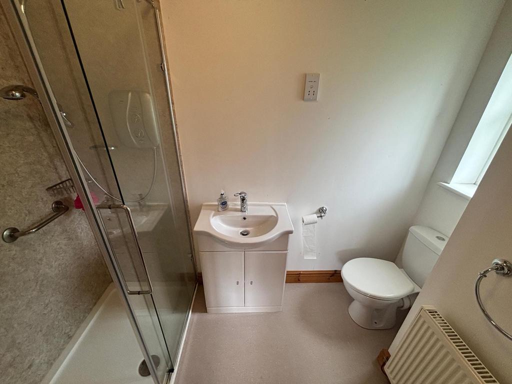 En suite to bedroom 1