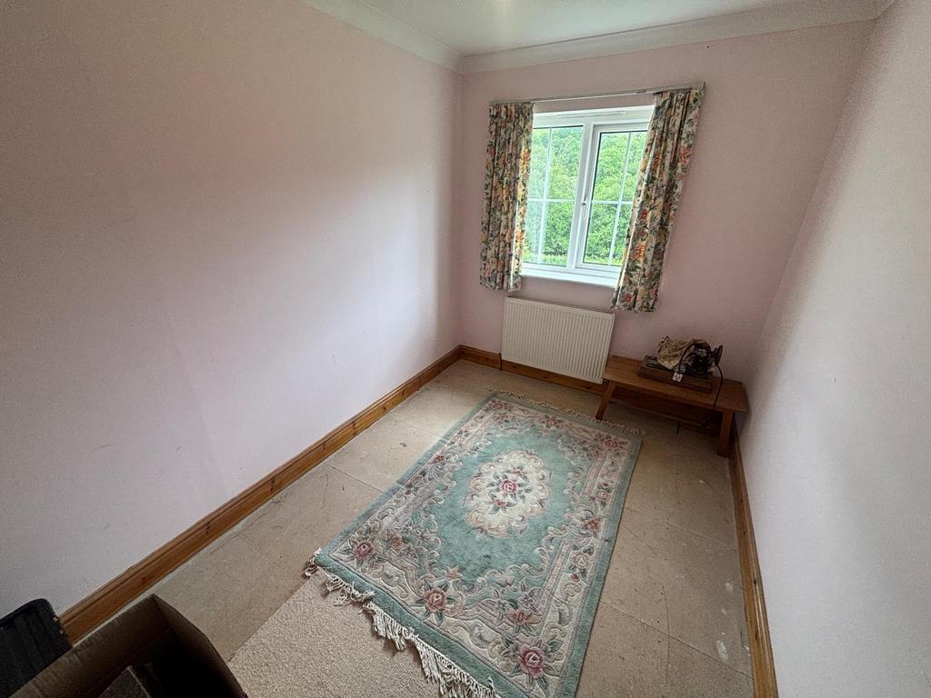 Front bedroom 5