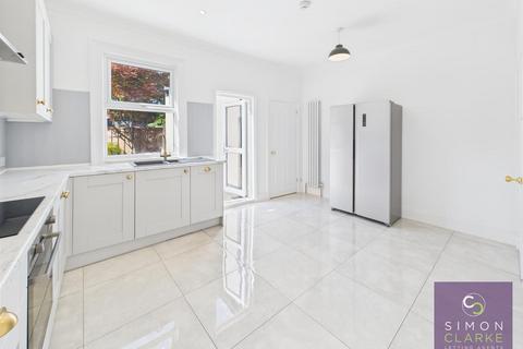 2 bedroom semi-detached house to rent, Middle Road, East Barnet, EN4