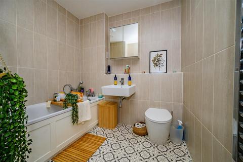 1 bedroom flat for sale, The Embankment, Nash Mills Wharf