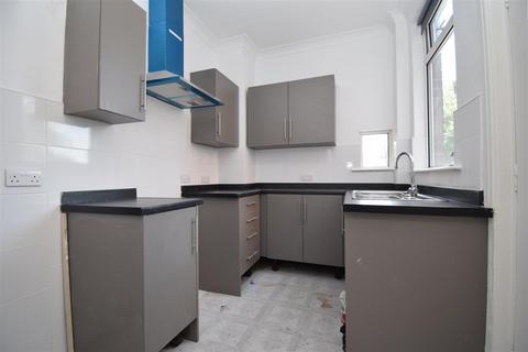 2 bedroom end of terrace house to rent, Woodcock Street, Wakefield WF1