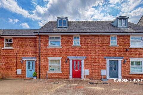 3 bedroom townhouse for sale, Steed Crescent, Colchester CO2