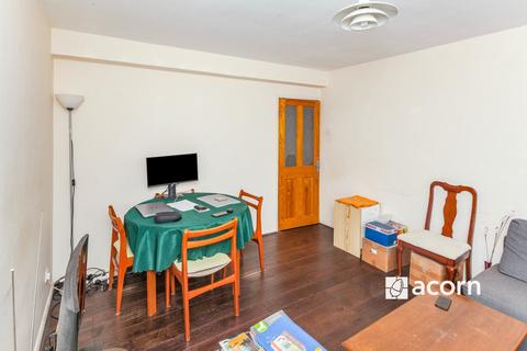 2 bedroom flat to rent, Ravensbourne Park Crescent London SE6
