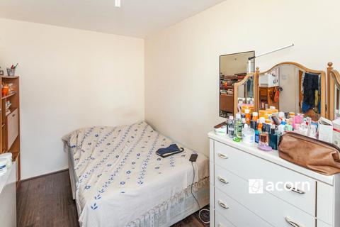 2 bedroom flat to rent, Ravensbourne Park Crescent London SE6