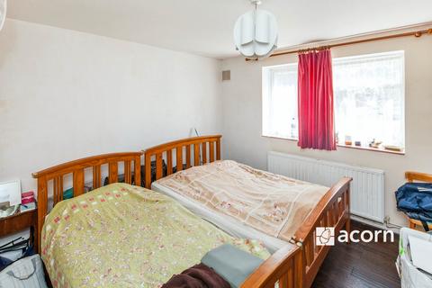 2 bedroom flat to rent, Ravensbourne Park Crescent London SE6