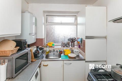 2 bedroom flat to rent, Ravensbourne Park Crescent London SE6