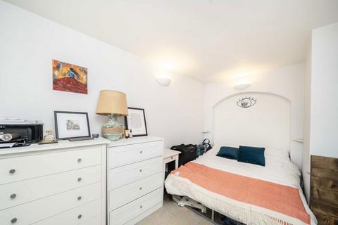 2 bedroom flat to rent, Broadway Lofts, London SW17