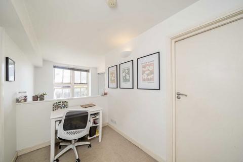 2 bedroom flat to rent, Broadway Lofts, London SW17