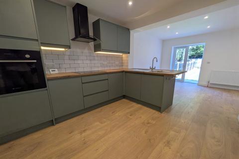 3 bedroom terraced house to rent, Trent Road, Beeston, NG9 1LJ