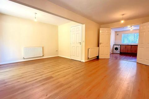 3 bedroom end of terrace house to rent, Kings Close, Birmingham B30