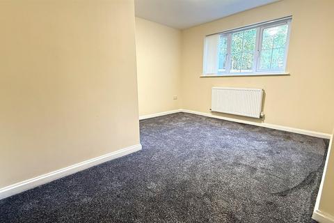 2 bedroom flat to rent, Kings Close, Birmingham B30
