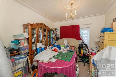 3 bedroom terraced house for sale, Whalebone Lane North, Romford