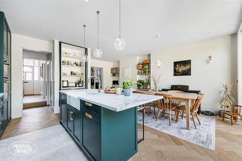 19 Whitehall Road, London, W7 2JE