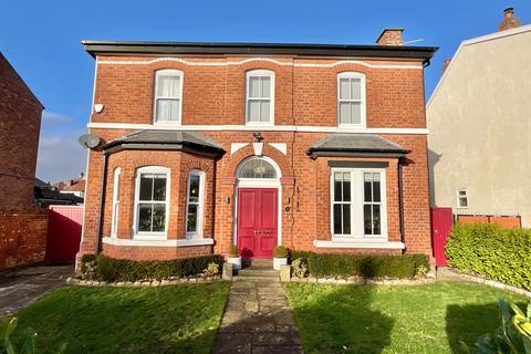 3 bedroom detached house for sale - Bolton Road, Southport PR8