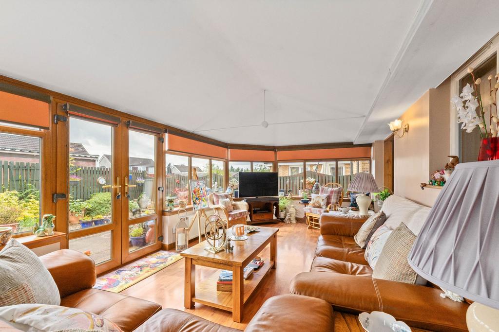 Conservatory / Second Lounge