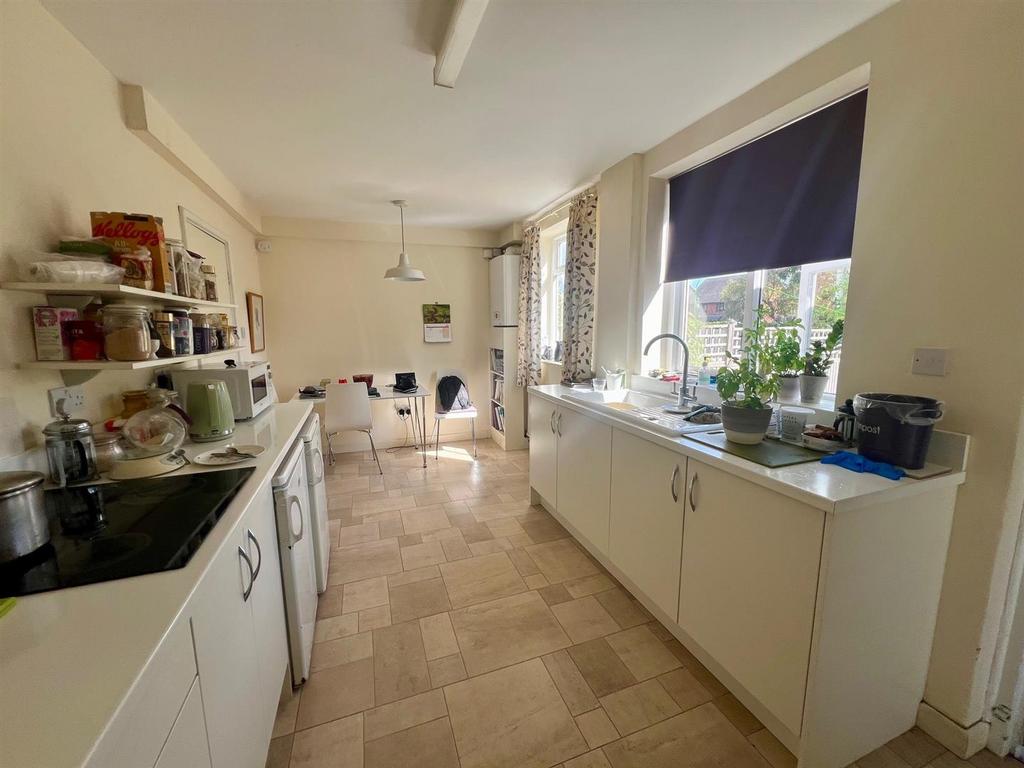 Kitchen 2.jpg