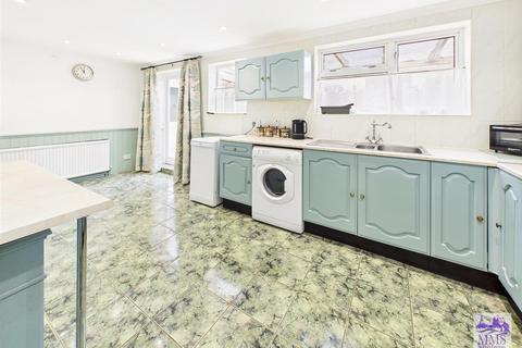 3 bedroom semi-detached house for sale, Carnation Road, Strood