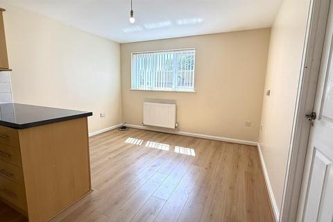 2 bedroom flat to rent, Kings Close, Birmingham B30