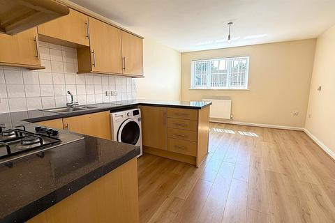 2 bedroom flat to rent, Kings Close, Birmingham B30