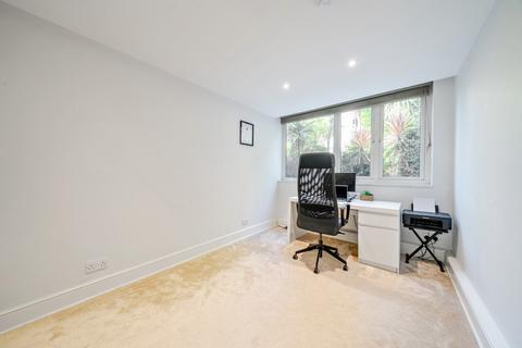 77 Walham Green Court, London, SW6 2DQ