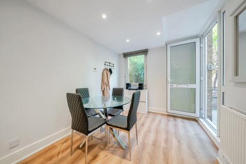 77 Walham Green Court, London, SW6 2DQ