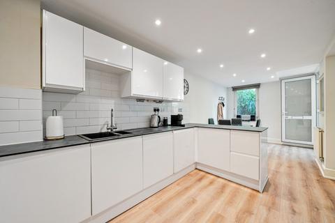 77 Walham Green Court, London, SW6 2DQ