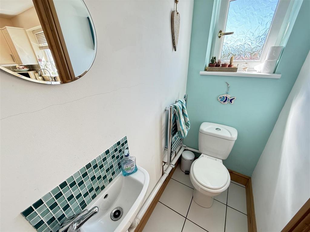 Cloakroom off