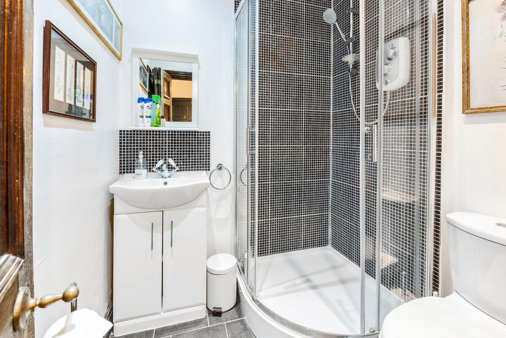 Flat 3, 2 Kensington Place, Bath, BA1 6 AW-10.jpg