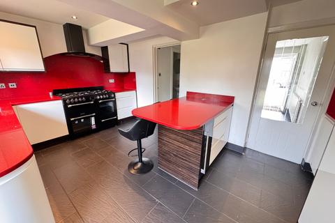 4 bedroom semi-detached house for sale, Wren Close, Luton