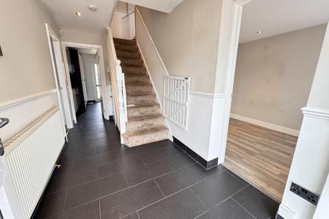 4 bedroom semi-detached house for sale, Wren Close, Luton