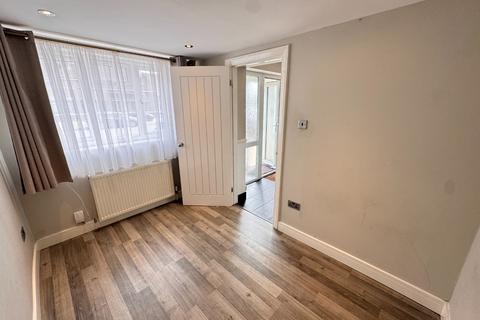 4 bedroom semi-detached house for sale, Wren Close, Luton
