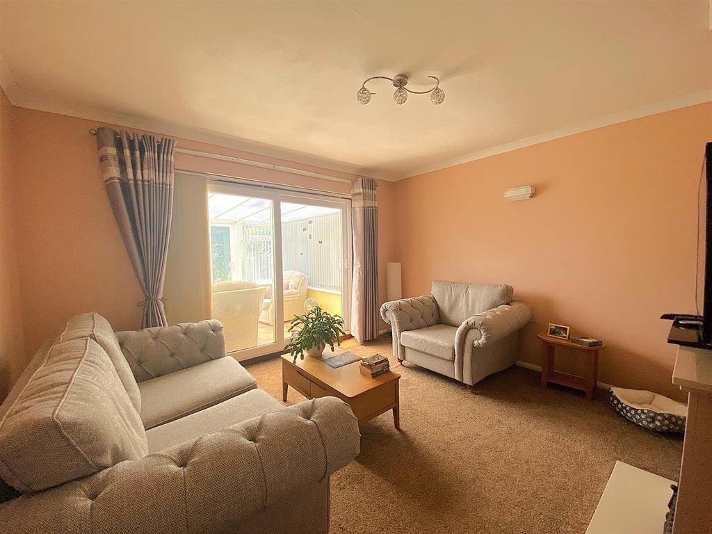 10 Claxton rd - Lounge1.jpg