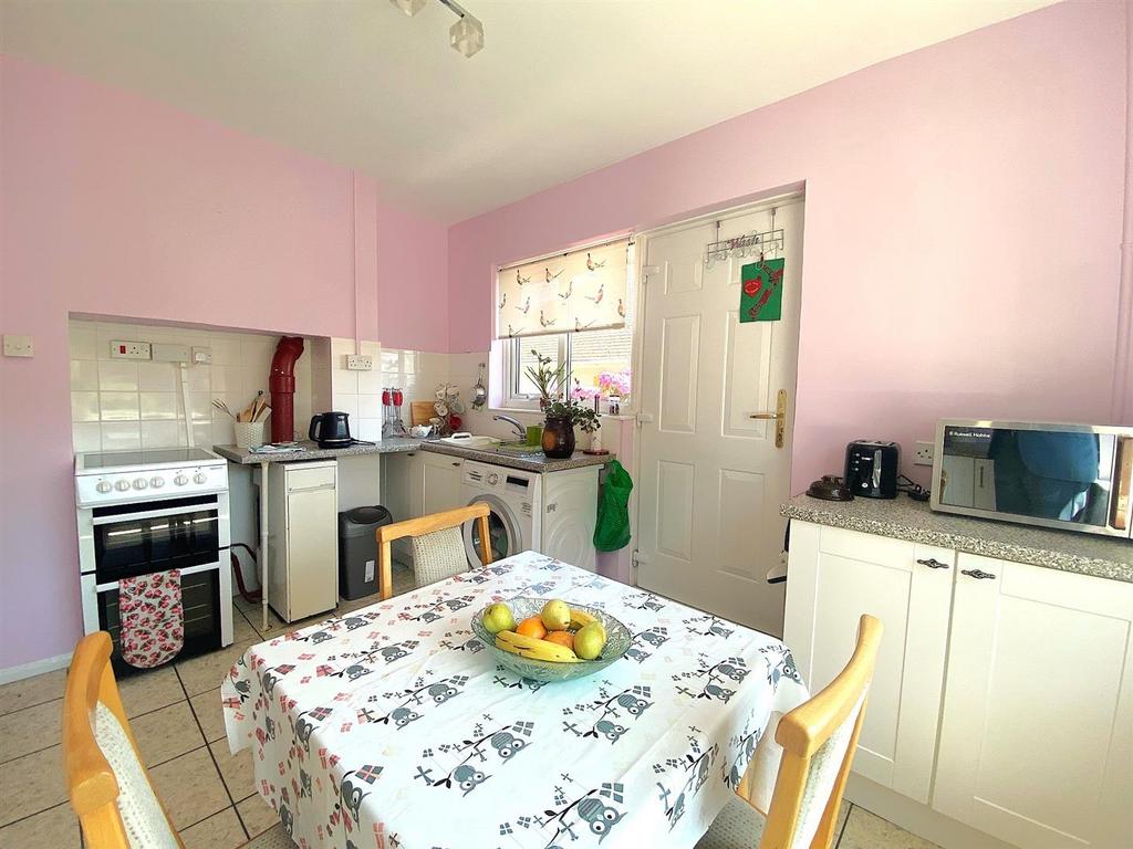 10 Claxton Rd - Kitchen1.jpg