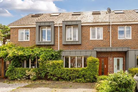 Rumbolds Close, Chichester, PO19