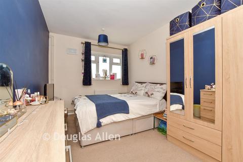 12 Hatch Grove, Romford, RM6 5JR