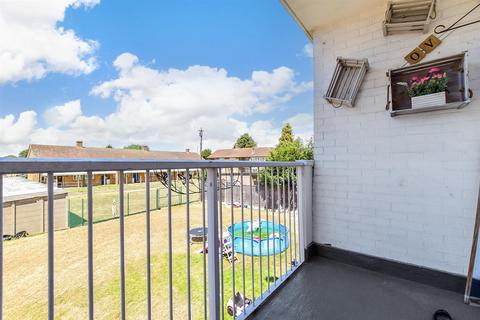 2 bedroom flat for sale, Hatch Grove, Romford RM6