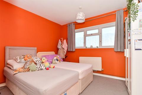 2 bedroom flat for sale, Hatch Grove, Romford RM6
