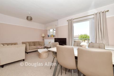 2 bedroom flat for sale, Hatch Grove, Romford RM6