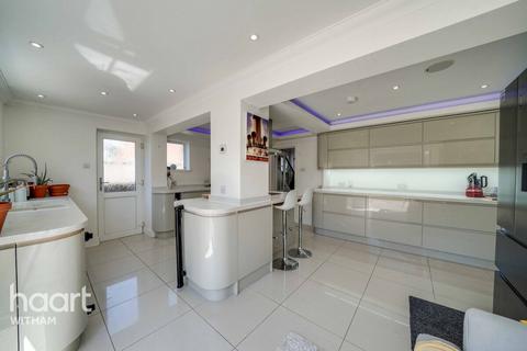 94 Barbrook Lane, Tiptree, Colchester, CO5 0JH