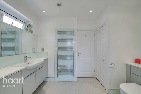 94 Barbrook Lane, Tiptree, Colchester, CO5 0JH