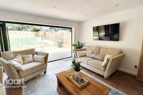 4 bedroom detached bungalow for sale, Ravens Croft, Northampton