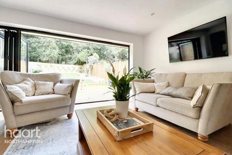 4 bedroom detached bungalow for sale, Ravens Croft, Northampton