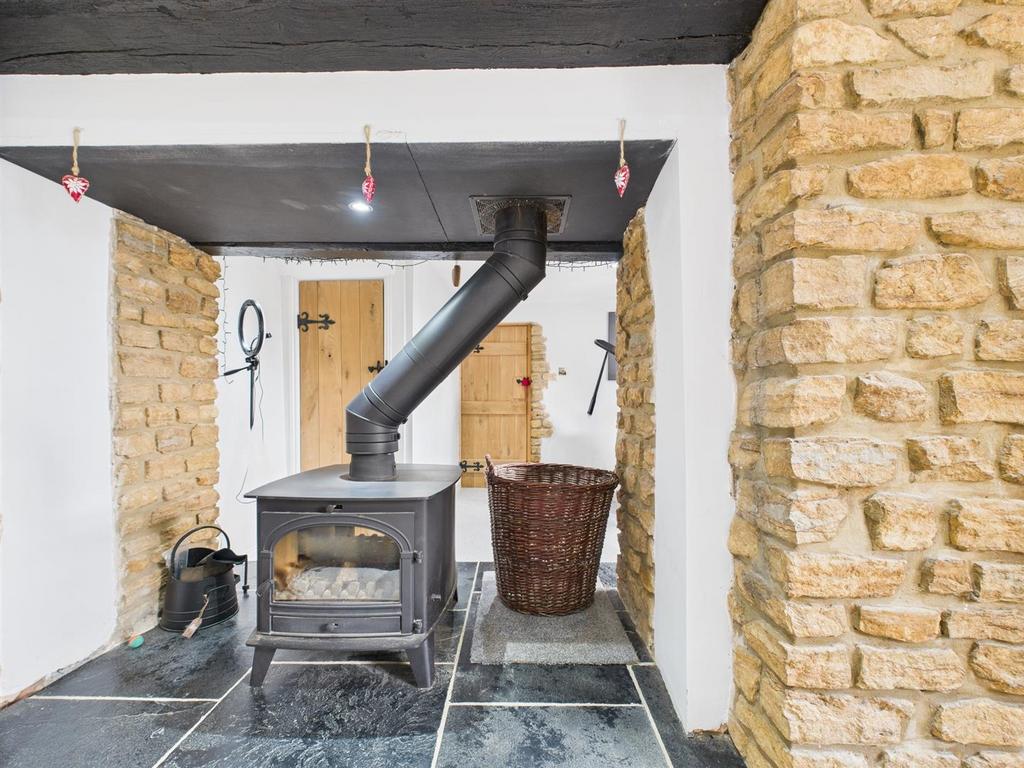 Double-sided log-burning stove