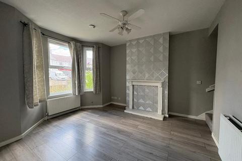 2 bedroom end of terrace house for sale, High Street South, Dunstable, Bedfordshire, LU6 3HS