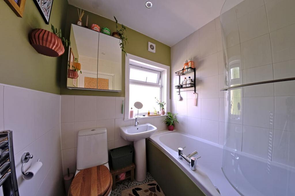 17 NM Bathroom
