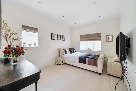6 Hillview Close, Pinner, HA5 4PD