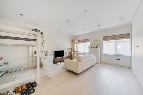 6 Hillview Close, Pinner, HA5 4PD